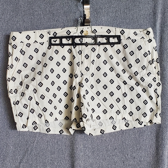 Old Navy Shorts - Cotton - 4 Pockets - Belt Loops - Cream + Black - EUC - Picture 1 of 11